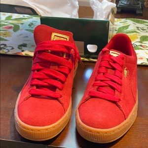 Women’s puma sneakers. Suede classic.